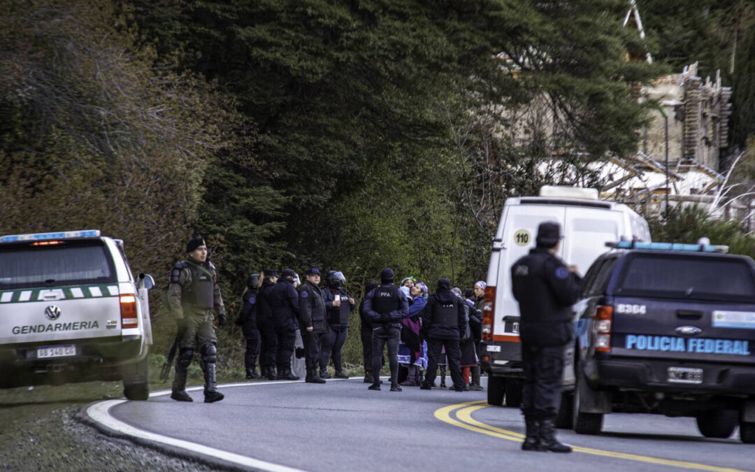 Represión en Villa Mascardi contra la comunidad mapuche: “¿Querías tierra? Comé tierra, india de mierda”